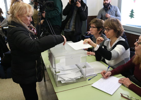 A woman casts her ballot (by ACN)